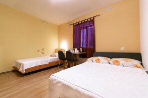 Triple Room | Desk, free WiFi, bed sheets - Hostel Martin (Koper)