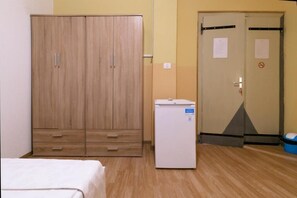 Triple Room | Desk, free WiFi, bed sheets - Hostel Martin (Koper)
