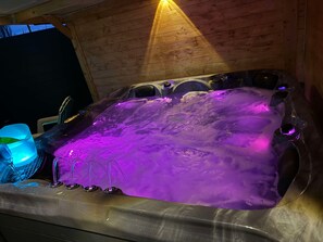 Outdoor spa tub - Cosy house with swimming pool and cosy double with (La Machine)