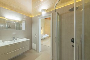 Hair dryer, bidet, towels, soap - Masseria Scurpiti - exclusive stay in the heart of Salento (Borgagne)