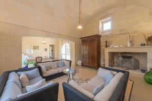 TV, fireplace - Masseria Scurpiti - exclusive stay in the heart of Salento (Borgagne)