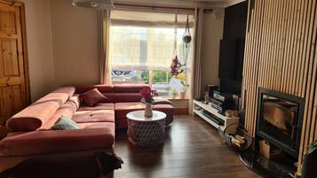 House, 4 Bedrooms | Living room