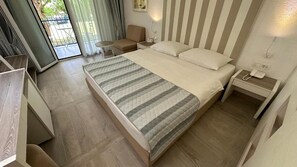 ห้องสแตนดาร์ดดับเบิลหรือทวิน, เตียงควีนไซส์ 1 เตียง และโซฟาเบด, ระเบียง | ตู้นิรภัยในห้องพัก, โต๊ะทำงาน, Wi-Fi ฟรี, ทางสำหรับรถเข็น