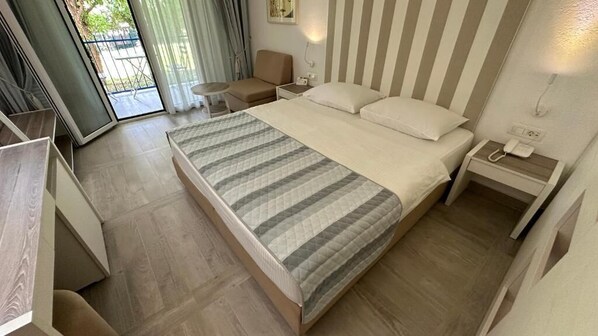 Kahden hengen standard-huone (yksi tai kaksi sänkyä), 1 keskisuuri parisänky ja vuodesohva, parveke