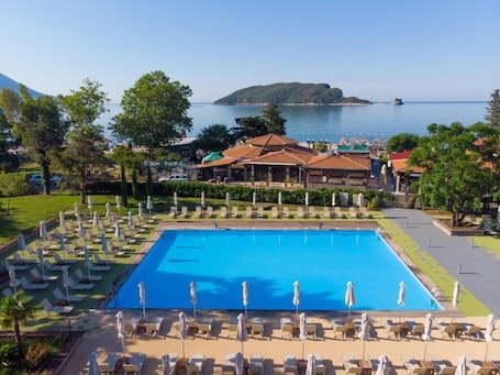 Seasonal outdoor pool. Hotel Aleksandar
