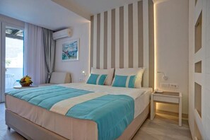 スタンダード ダブルまたはツインルーム クイーンベッド 1 台ソファーベッド付き バルコニー