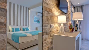 Chambre Standard Double ou avec lits jumeaux, balcon | Coffres-forts dans les chambres, bureau, Wi-Fi gratuit