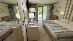 ห้องสแตนดาร์ดดับเบิลหรือทวิน, เตียงควีนไซส์ 1 เตียง และโซฟาเบด, ระเบียง | ตู้นิรภัยในห้องพัก, โต๊ะทำงาน, Wi-Fi ฟรี, ทางสำหรับรถเข็น