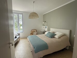 8 bedrooms, iron/ironing board, WiFi, bed sheets