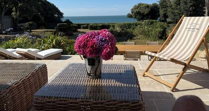 400m2 sea-facing villa overlooking the beach with heated pool, near La Baule