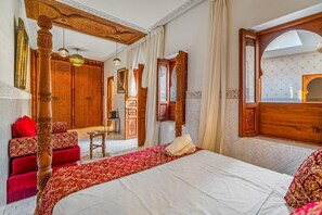 Quarto casal luxo | Ferros/tábuas de passar roupa, Wi-Fi de cortesia