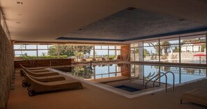 屋内プール、季節限定屋外プール