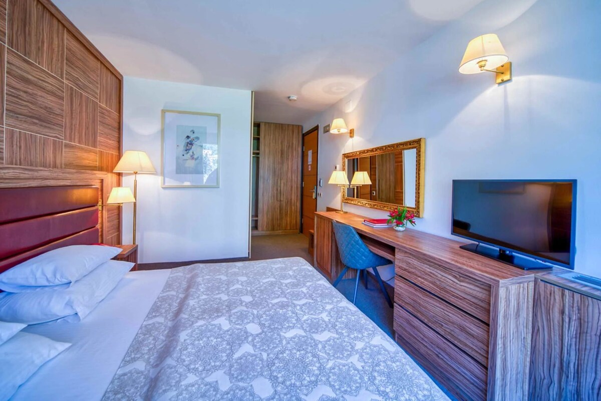 In-room safe, desk, free WiFi
