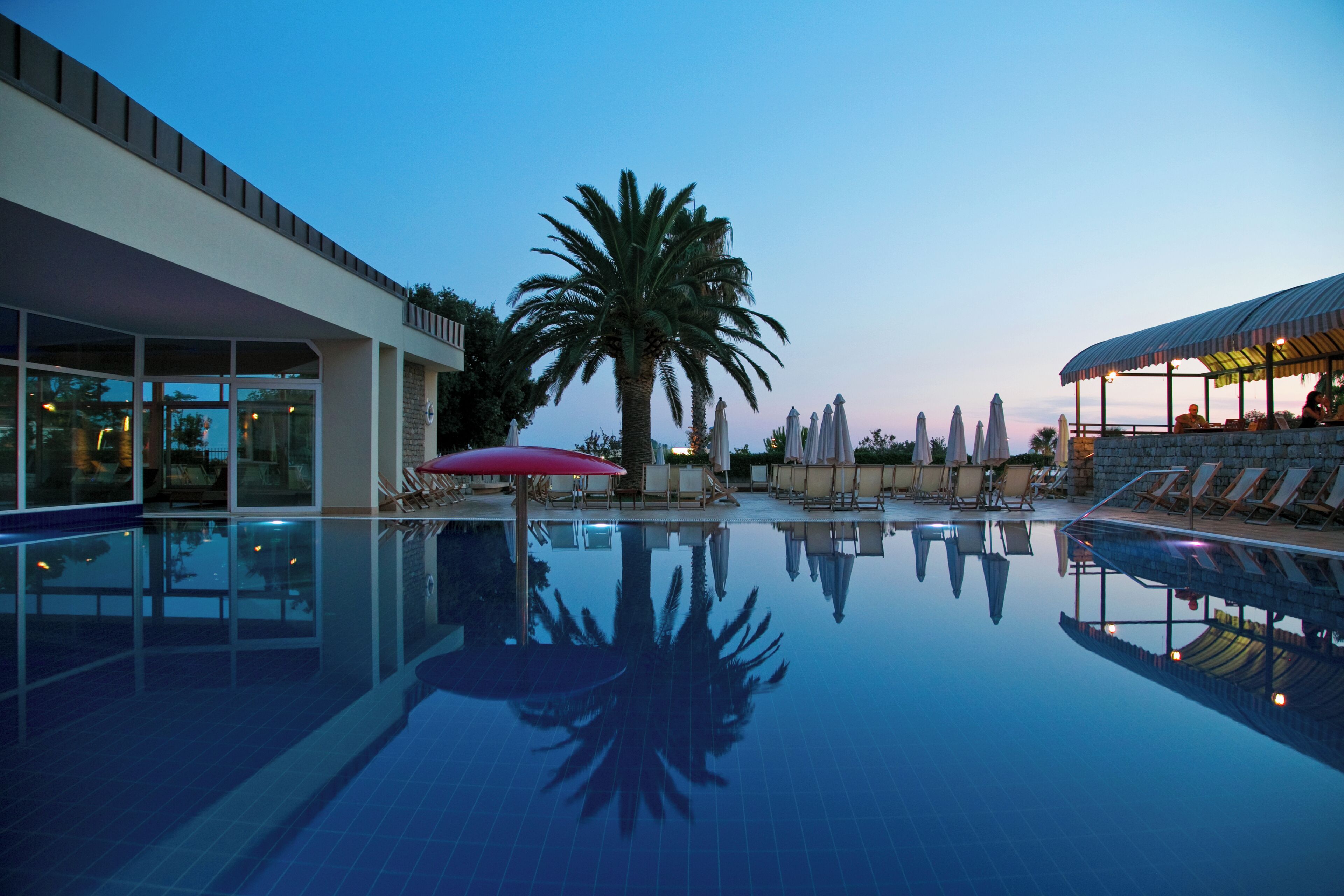 Una piscina cubierta, una piscina al aire libre de temporada