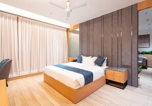 Seniorihuone | Työpöytä, ilmainen Wi-Fi