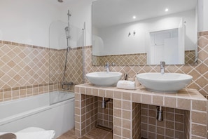 Shower, hair dryer, towels, soap - Perla Del Sol Estepona (Estepona)