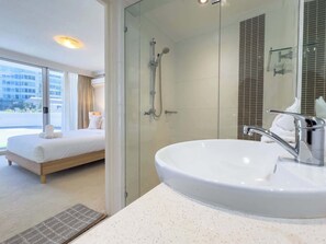 Een douche, een haardroger, handdoeken