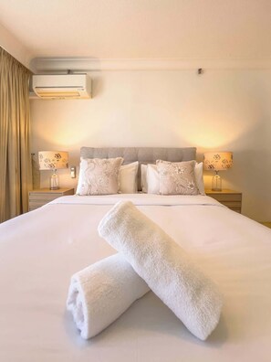 2 bedrooms, iron/ironing board, WiFi, bed sheets - Straight to the Beach (Surfers Paradise)