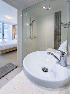 Shower, hair dryer, towels - Straight to the Beach (Surfers Paradise)