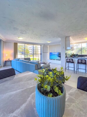 TV - Straight to the Beach (Surfers Paradise)