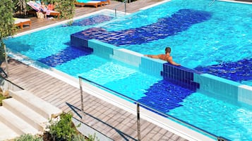 Una piscina al aire libre de temporada