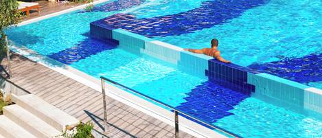 Piscine extérieure en saison