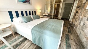 In-room safe, desk, free WiFi - Hotel Castellastva (Petrovac)