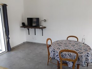 Dining - House with large, quiet garden (Figari)