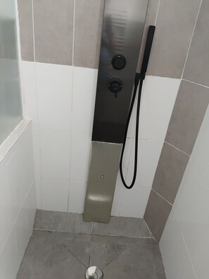 Shower, towels, toilet paper - House with large, quiet garden (Figari)