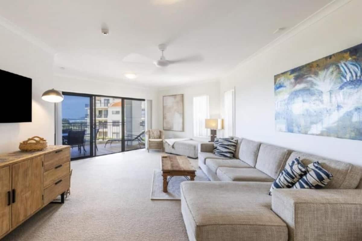 아파트, 침실 3개, 바다 전망 (First Floor) | 거실 공간 | 위성 채널 시청이 가능한 32인치 평면 TV, 넷플릭스, 스트리밍 서비스