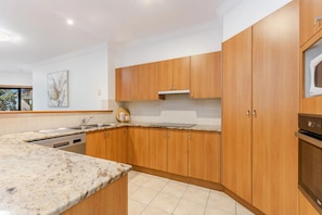 Full-sized fridge, microwave, oven, stovetop
