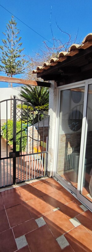 Unclassified image, 3 of 26, button - Between Carvoeiro and Benagil, at Centeanes next to the beach (Carvoeiro)