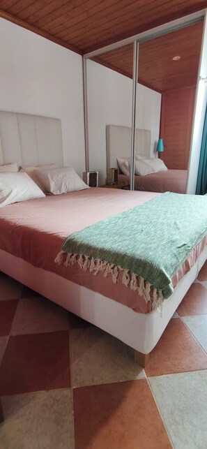1 bedroom, iron/ironing board, free WiFi, bed sheets - Carvoeiro and Benagil, at Centeanes Beach. (Carvoeiro)