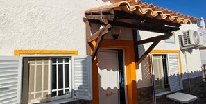 Exterior detail - Carvoeiro and Benagil, at Centeanes Beach. (Carvoeiro)