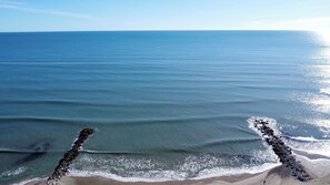 A beach with calm water and a rocky shoreline. - Apartment T2 All Comfort in Palavas-les-Flots & Sea View (Palavas-les-Flots)