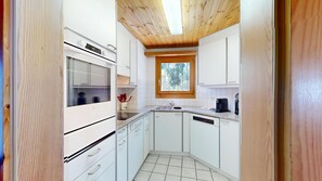 Fridge, microwave, oven, stovetop - Holiday Apartment in Bever with Mountain Views, Sleeps 6 (Bever)