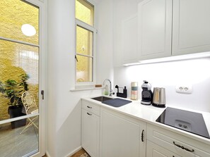 Geladeira, micro-ondas, cooktop, cafeteira/chaleira