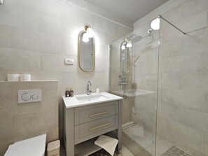Shower, hair dryer, towels, soap - Urban Nest Wolfova by the Triple Bridge Ljubljana Tour As with AC and free Wi-fi (Ljubljana)
