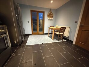 Shared Dormitory, 1 Bedroom | Dining - Room-charming Cottage Room With Garden V (Bedford)