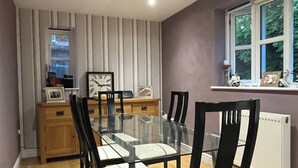 Shared Dormitory, 1 Bedroom | Dining room - Room-charming Cottage Room With Garden V (Bedford)