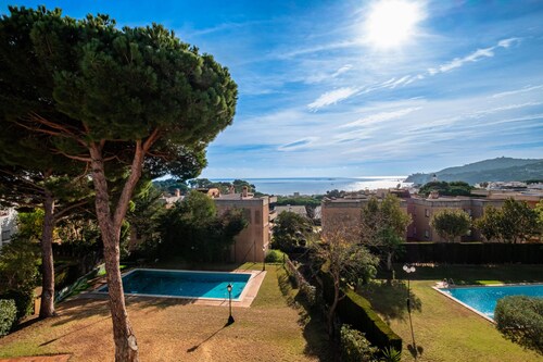 AD-1 Nice house with community pool