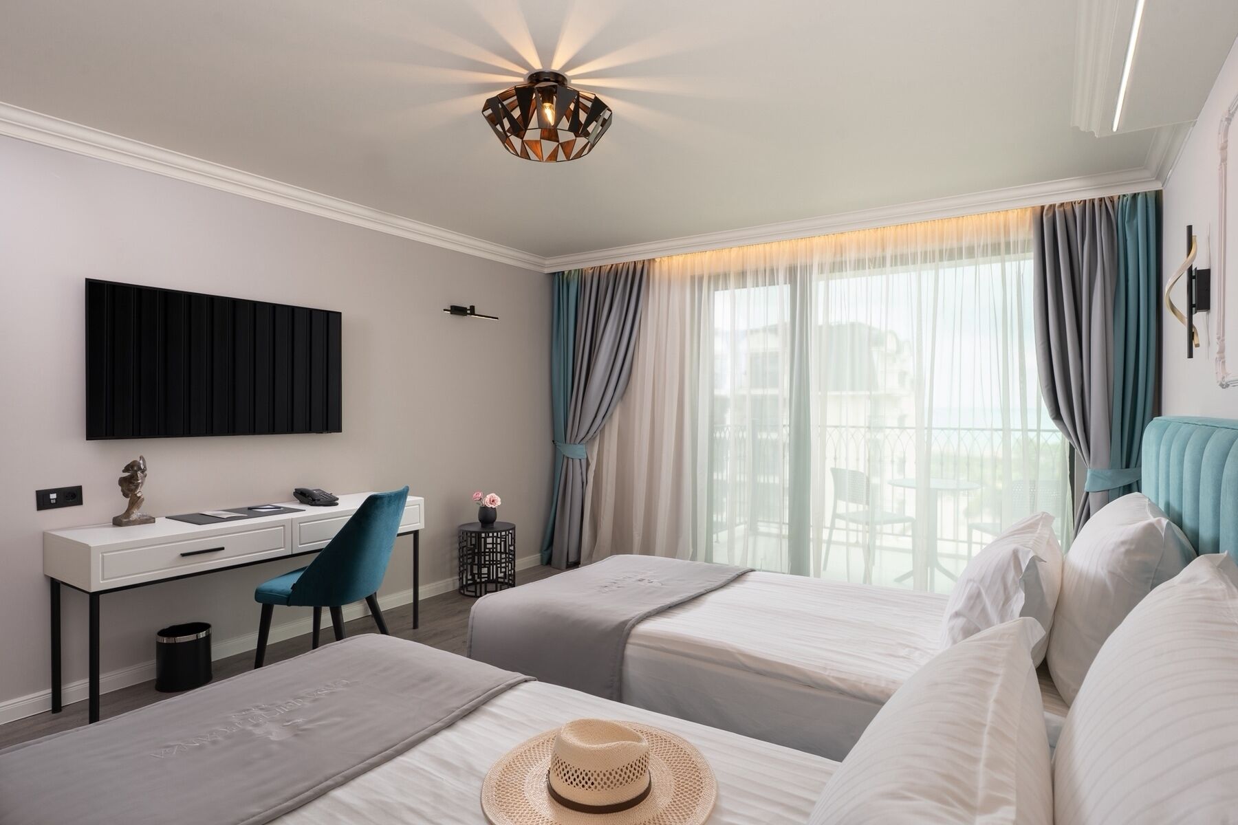 Deluxe Twin Room | Peralatan tempat tidur premium, bar mini, peti besi dalam bilik, meja 