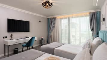 Deluxe Twin Room | Peralatan tempat tidur premium, bar mini, peti besi dalam bilik, meja
