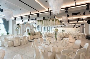 A spacious hall with round tables, white chairs, and chandeliers. - Casa dell'Eleganza Event Hall & Hotel (Kranevo)