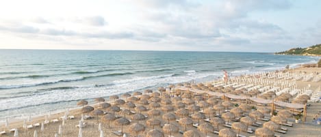 Plage privée, chaise longue, parasol, bar sur la plage