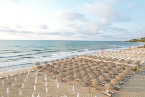 Plage privée, chaises longues, parasols, bar de plage
