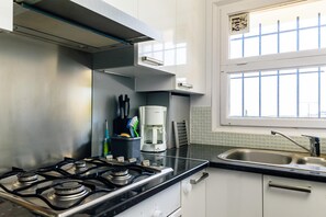 Private kitchen - K-8 Apartment with wonderful sea views (Calella de Palafrugell)