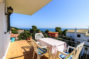 Outdoor dining - K-8 Apartment with wonderful sea views (Calella de Palafrugell)