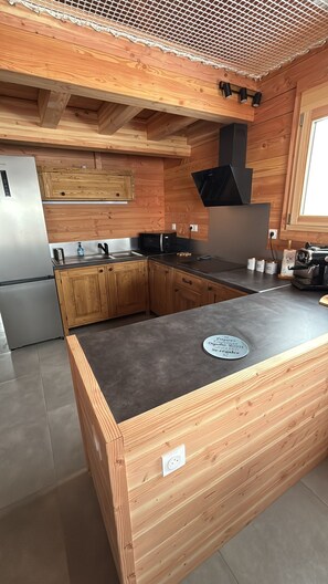 Fridge, microwave, oven, stovetop - Le chalet Super Géants, Le Slalom - 14 pers - Mountain view (Saint François Longchamp)