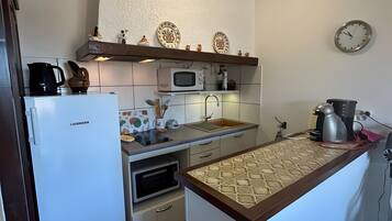 Een koelkast, een microgolfoven, een oven, een kookplaat